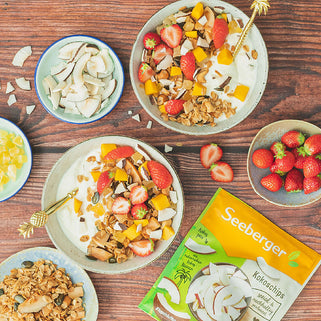 Sommerliches Granola mit Kokoschips