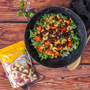 Rezeptbild: Veganer Gruenkohlsalat mit Cashew-Cranberry Mix – Seeberger Shop